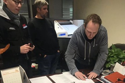 Canadian customers visit our factory and place orders