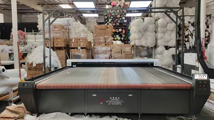 Ultra width intelligent laser cutting machine with top camera.jpg