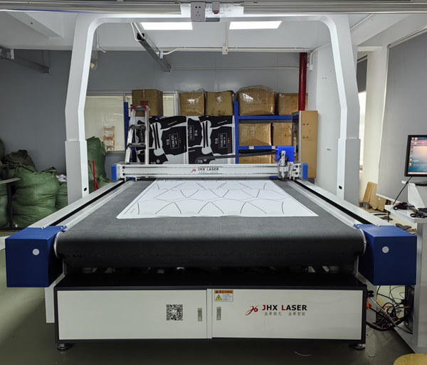 Camera sportswear round knife visual cutting machine1.jpg