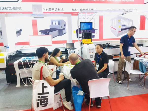 02-Foreign customers are very interested in JHX Laser's smart laser equipment.jpg
